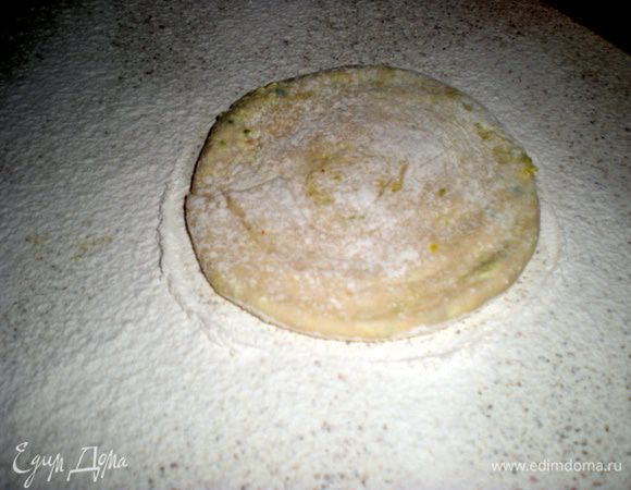 Затем каждую лепёшку раскатать скалкой толщиной 1,5 см.