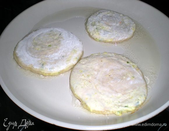 Жарить катламу на разогретой сковороде с растит.маслом с обеих сторон до золотистого цвета.