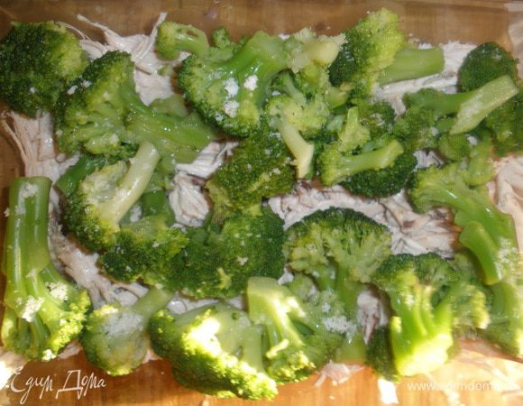 Отварное мясо порвать на кусочки и уложить в смазанную сливочным маслом форму. Брокколи залить кипятком и дать постоять 5 минут. Воду слить и выложить на курицу. 
