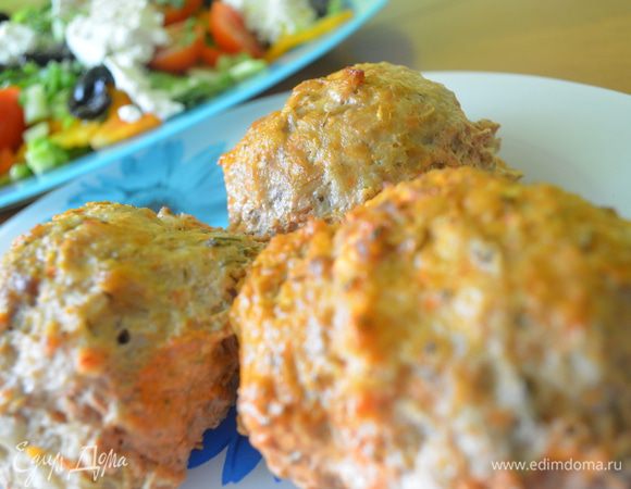 Приготовление: Говядину , яблоко, морковь, лук, капусту пропустить через мясорубку. Добавить яйца, соль, перец, укроп тщательно перемешать. Добавить перловку и опять перемешать. В глубокий противень положить крупные шарики. Сок, сметану и укроп соединить, залить горячей водой. Вылить полученную смесь на шарики и запекать в разогретой до 200 градусом духовке до готовности. МИР ВАМ!