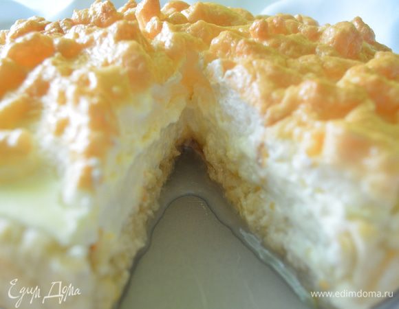 Начинка1: Яблоки натереть на крупной терке, жидкость убрать и добавить варенье.
Начинка2: Сметану, желтки, творог и ванильный сахар взбить в блендере.
Начинка 3: Белки взбить с сахаром.
На подпечённый корж положить яблоки, затем слой творога и на него слой белков. Выпекать при температуре 180 градусов 30 – 40 минут . МИР ВАМ!
