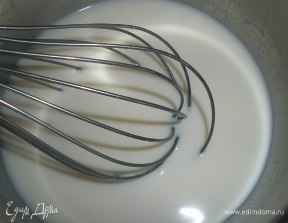 Сыр натереть на мелкой терке. Разогреть молоко с куриным бульоном, постоянно помешивая венчиком всыпать половину сыра. Варить на слабом огне 7 минут, добавить сметану, быстро перемешать и снять согня. 