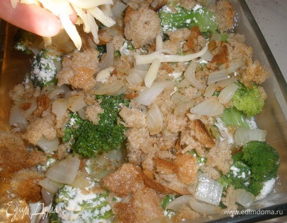 Залить курицу с брокколи полученным соусом. Сверху выложить хлебно-луковую поджарку и посыпать все оставшимся сыром. Выпекать 20 минут при температуре 190 градусов  - до румяной и аппетитной корочки!!!