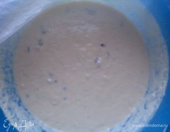 Когда опара поднимется, обмять тесто (и так 2-3 раза)После добавить изюм и оставшуюся муку.Дать еще немного подойти. 