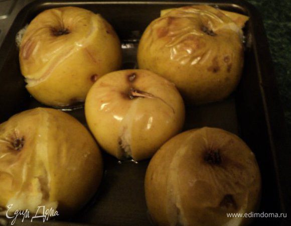 Яблоки испечь в духовке до мягкости.