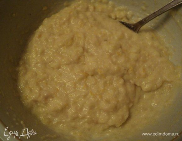 Желатин залить холодным чаем, дать набухнуть и распустить на водяной бане. К яблочной массе добавить сахар, сливки, несколько капель миндальной эссенции, распущенный желатин и взбить до образования пышной массы.