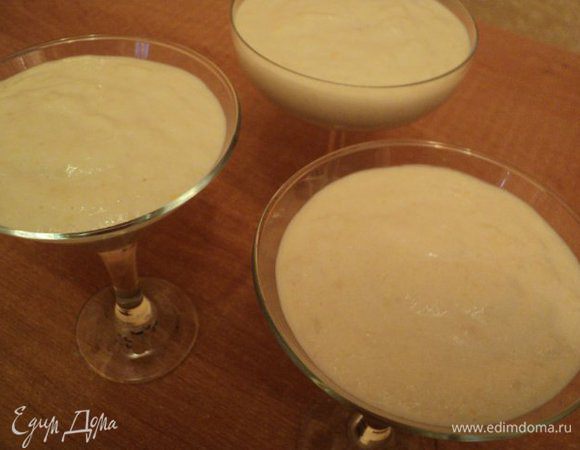 Выложить яблочное желе в креманки или бокалы, поставить в холодильник на 2 часа для застывания.