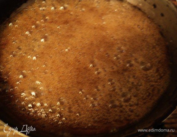 Для карамели на сковороду высыпать сахар, добавить воду и нагревать, слегка потряхивая сковороду, до образования карамели. 