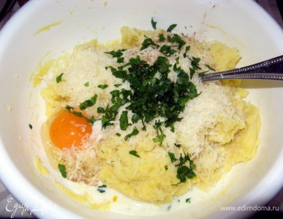 Отварить 3 яйца.Отварить картофель,лучше в мундире.Очистить картофель и пюрировать его.Добавить в пюре сливочное масло, 4 сырых яйца, молоко,тёртый сыр, щепотку мускатного ореха и соли, мелко рубленную петрушку.