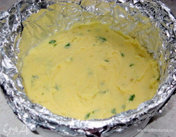 Приготовить форму для выпечки.Я делала маленький гато и использовала форму 17 см в диаметре и, чтобы легче было вытащить гато, накрыла её фольгой.Присыпать дно панировочными сухарями.Выложить слой картофельного пюре.