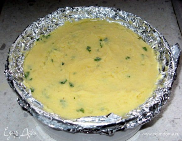 Повторить всё сначала, хорошо прижимая слои.Слоёв пюре должно быть минимум три.Закончить слоем пюре.