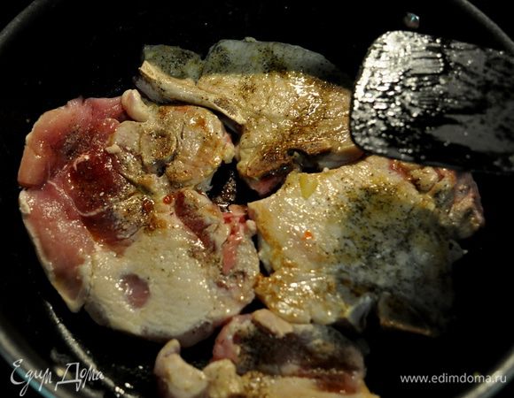 В др.сковороде разогреем олив.масло и выложим свиные отбивные,обжаривая их до готовности.