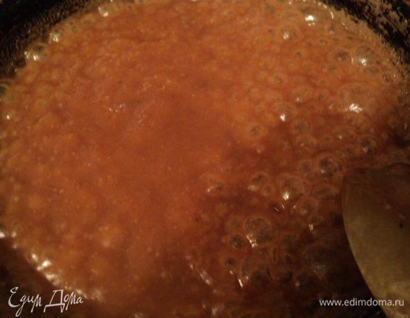 Затем добавить масло, сливки и размешать до образования однородной сливочно-карамельной массы.