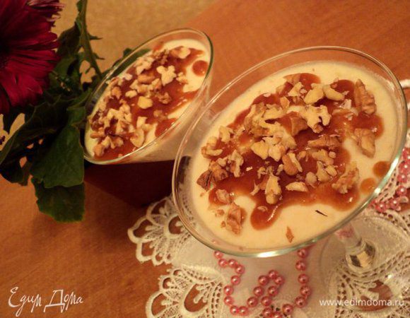 Желе полить сверху карамелью и посыпать дробленными орехами. Приятного аппетита!