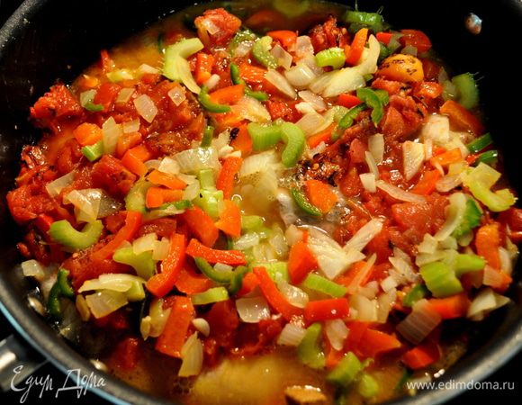 Добавим в овощи курин.бульон и томаты.Когда смесь разогреется и станет горячей добавить сливки и перемешать.Готовить еще 10 мин.