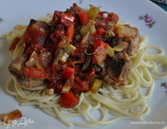 Подаем отбивную с гарниром, сверху выложим овощную смесь с соусом .