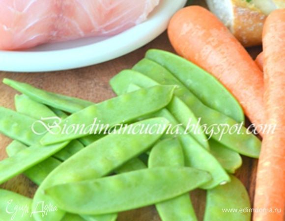 Духовку разогреть до 180°C.
Из филе сделать фарш.
Мякоть хлеба замочить в молоке.Морковь отварить 10 мин в кипящей воде.
