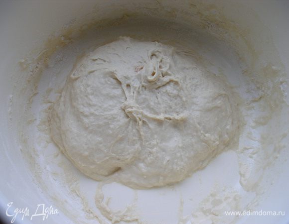 Молоко подогреть, растворить дрожжи и добавить половину муки. Замесить тесто и поставить в теплое место, пока хорошо не подойдет.