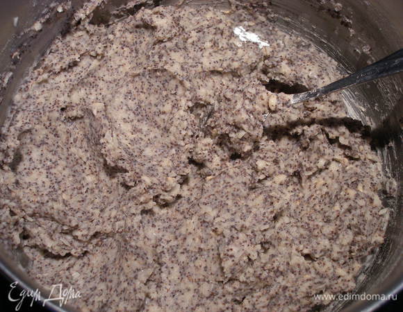 Фасоль размять, добавить мак и сахар. Перемешать. Мак предварительно надо запарить кипятком, а затем перетереть макотеркой.