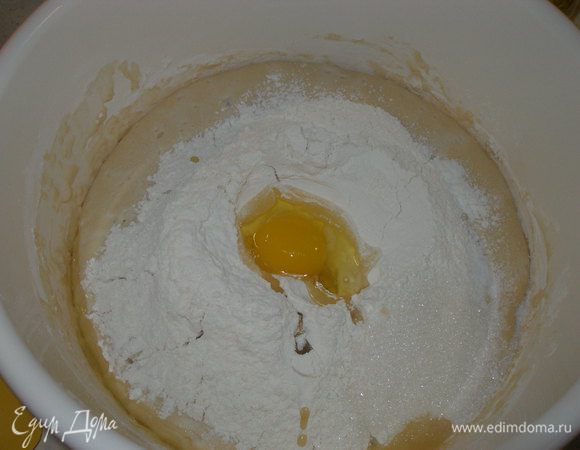 К тесту добавляем яйцо, оставшуюся муку,сахар, соль, масло. Вымешиваем и снова оставляем, чтобы подошло.
P.S. Собственно, дрожжевое тесто можете делать по своему любимому рецепту. Ведь тут главное - начинка:)