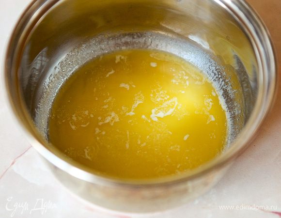 Масло растопить и охладить до комнатной температуры. 