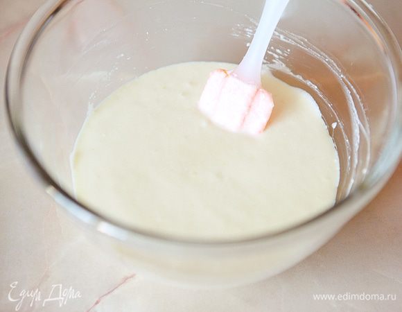 В творог влить масло, взбитые яйца, добавить соль и ванилин.
Хорошо перемешать.