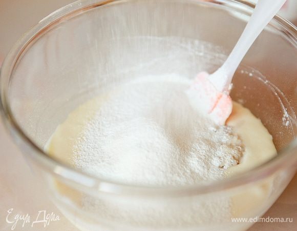 В творожную массу добавить опару, муку.
Хорошо перемешать.