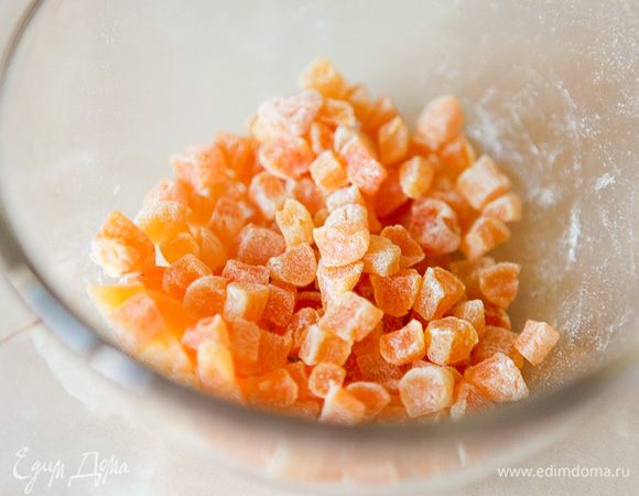 Курагу промыть, обсушить, мелко нарезать и обвалять в муке.