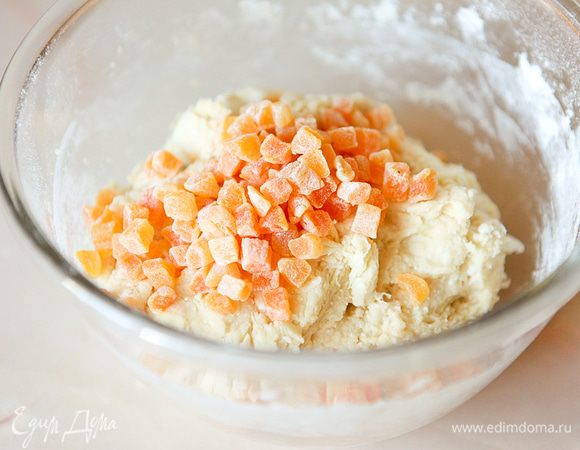 Добавить в тесто курагу. 
Перемешать.