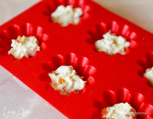 Выложить тесто в формочки на 1/2 высоты и поставить в теплое место, накрыв полотенцем, пока не поднимется в объеме.
Выпекать в разогретой до 180 градусах духовке 40 мин.