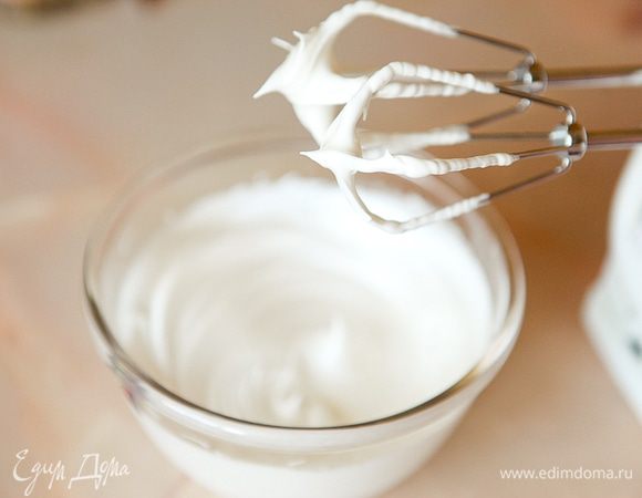 Для глазури: Кастрюльку с водой поставить на слабый огонь, добавить сахар и лимонный сок. Варить до состояния густого сиропа. Белок взбить в крепкую пену. Не прекращая взбивать влить горячий сироп. 