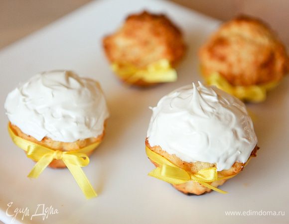 Покрыть куличи заварной глазурью, украсить кондитерскими посыпками. 