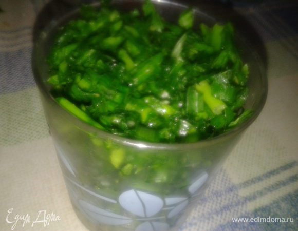 зелёный лук нарезать косыми ломтиками,посолить,поперчить и обжарить на половине всего масла