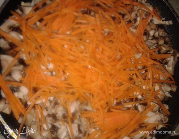грибы измельчить ,морковь мелко нарезать и обжарить на масле