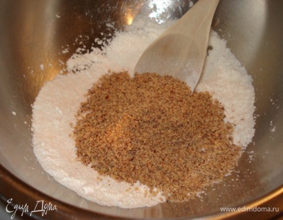 Духовку разогреть до 180°.
Отдельно растопить на водяной бане белый и темный шоколад.Смешать муку,сахар,сах.пудру и миндальную муку.
