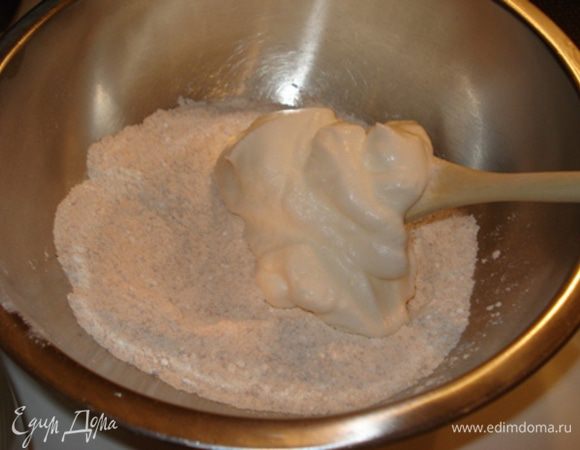 Белки взбить до устойчивых пиков и вмешать в миндальную смесь
