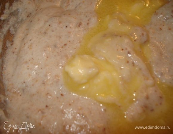 добавить растопленное сливочное масло,перемешать до объединения