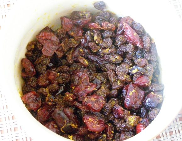 Изюм, клюкву и цедру апельсина перемешать с ромом, затянуть емкость пленкой и оставить на ночь