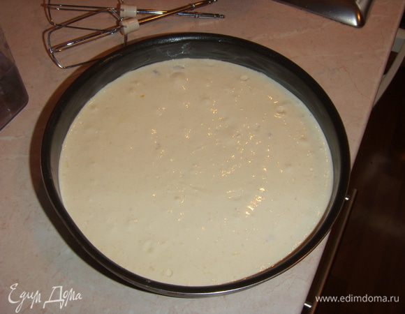 всё перемешать миксером до однородной массы. не бойтесь за изюм, с ним ничего не будет. сковороду или форму для запекания смазать кусочком сливочного масла и выложить массу. поставить в духовку на 180-200 и выпекать 30 мин. (смотрите сами!) Ещё я вставила в сырую массу пять малюсеньких кусочков сливочного масла, видно уже на готовой запеканке дырочки (5 шт.)