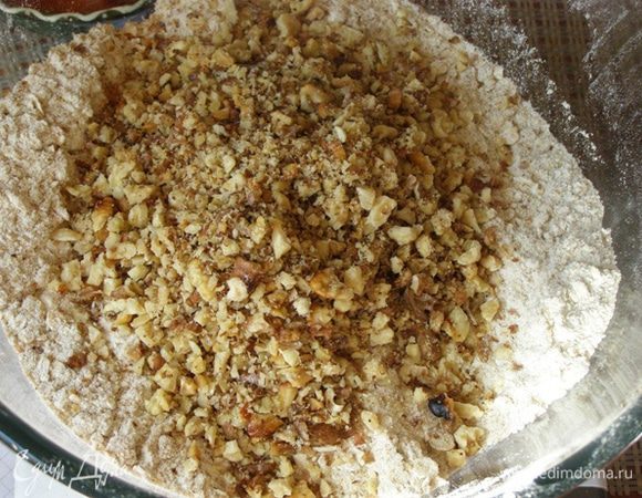 Смешать муку с хлопьями, разрыхлителем, солью и сахаром. Добавить измельченные орехи