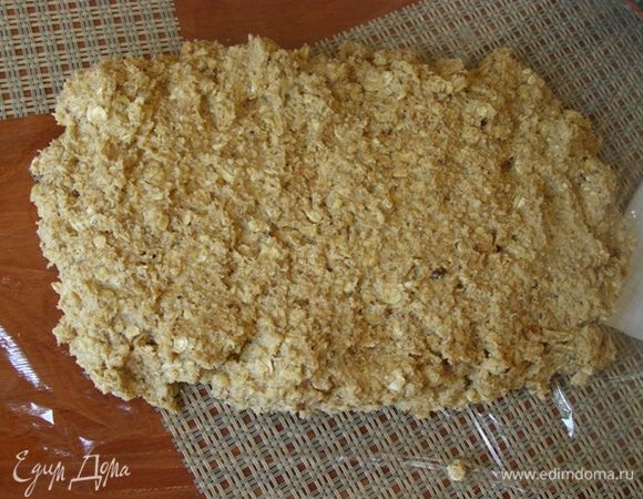 Смешать быстро муку с яйцами и размягченным сливочным маслом. Завернуть тесто в пленку и убрать на полчаса в холодильник