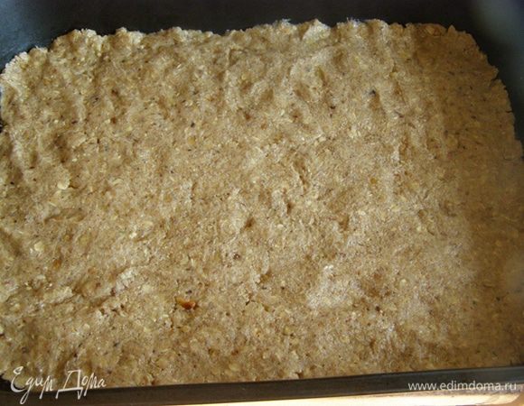 Выложить половину теста, разровнять если потребуется мокрыми руками