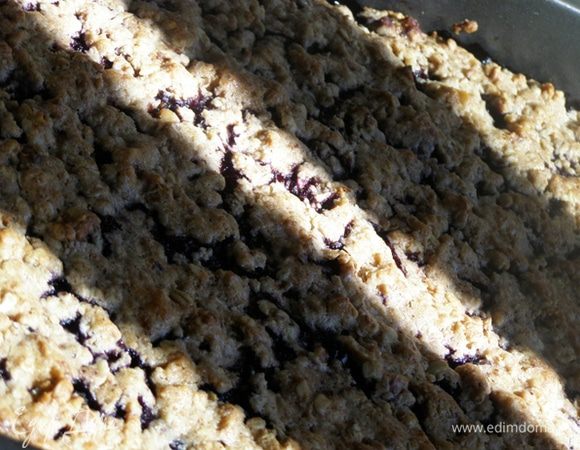 Выпекать при 200 градусах 25-30 минут до красивого колера. Полностью остудить или почти полностью, нарезать квадратами. Приятного чаепития!)