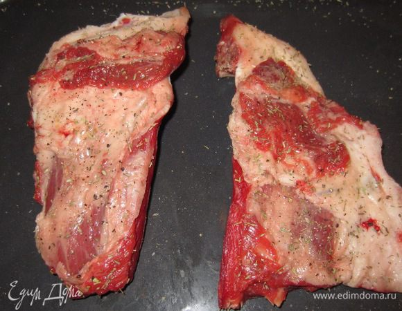 Все очень просто. Срезаете лишний жир с лопаток. Посолите, поперчите и посыпьте тимьяном со всех сторон.
Смажьте сверху растительным маслом.
Положите на противень и поставьте в духовку при температуре 180 градусов. 