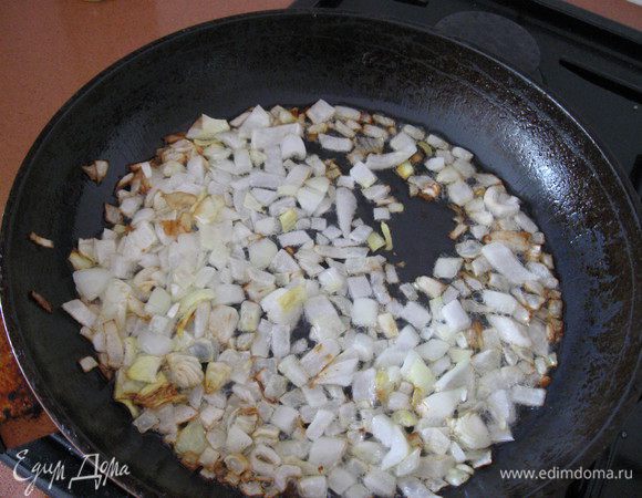 Режем лук,жарим до золотистого цвета.