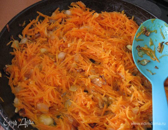 Добавляем  накрошенную морковь.