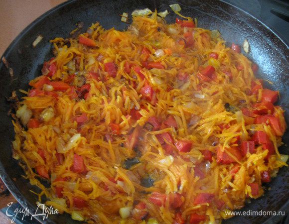 Затем нарезаный перец, жарим 5-7 минут.