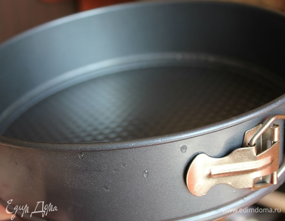 Предварительно разогреть духовку до 180–190°C. Приготовить разъемную форму и бумагу для выпечки.