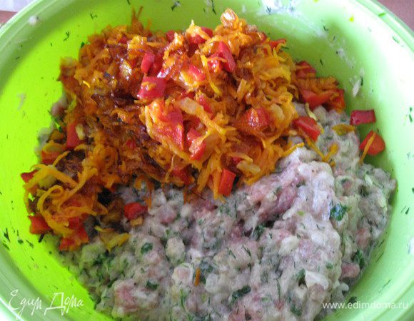 Остудить, смешать с фаршем.