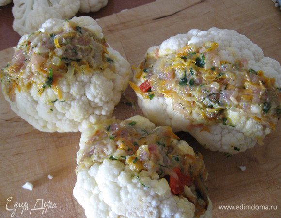 Соцветия разрезать пополам не до конца, начинить фаршем.